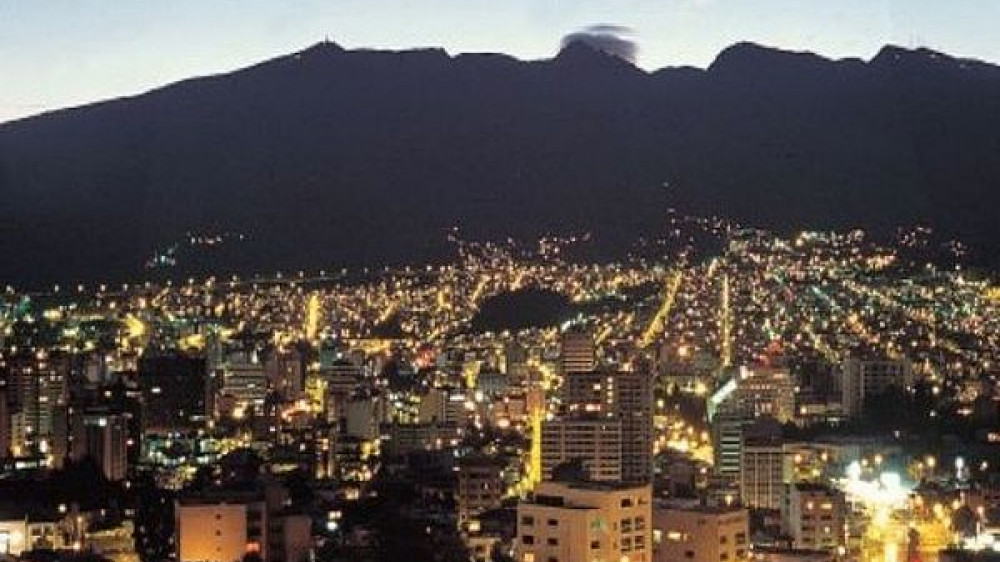 Quito by night ()