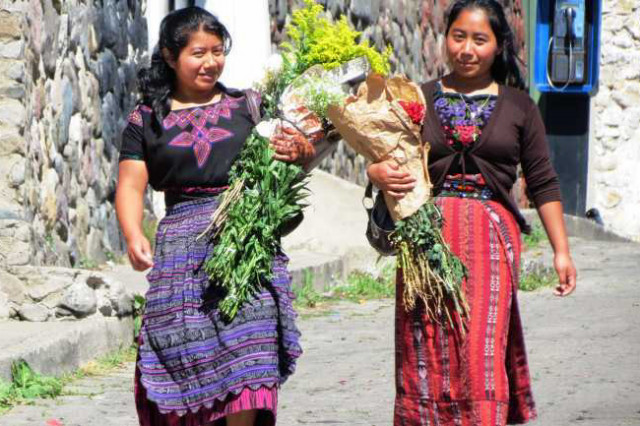 Indigenas mit Blumenstruen