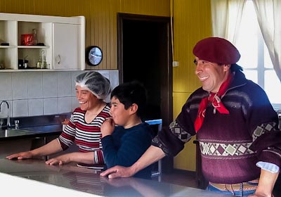Argentinier lachen Frau mit Kind
