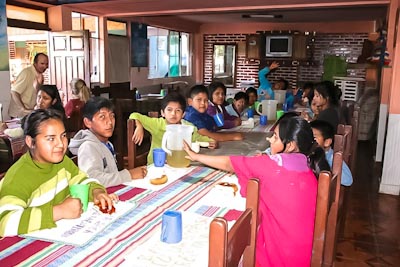 Bolivien Kinder am Tisch