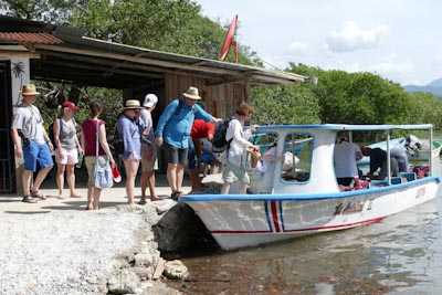Ausflug Boot mit Touristen