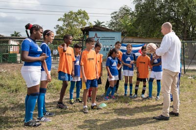Kinder Mannschaft mit Trainer auf Kuba