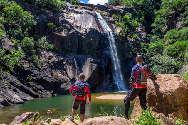 Radfahrer vor Wasserfall