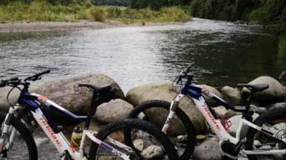 E-Bikes am Fluss ()