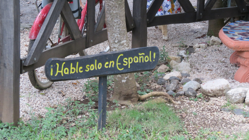 Schild im Garten der Sprachschule ()