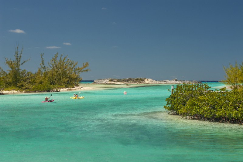 Kayaks vor Cat Island