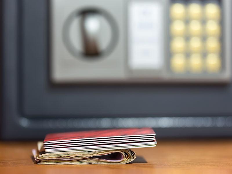 Geld und Kreditkarten vor Safe