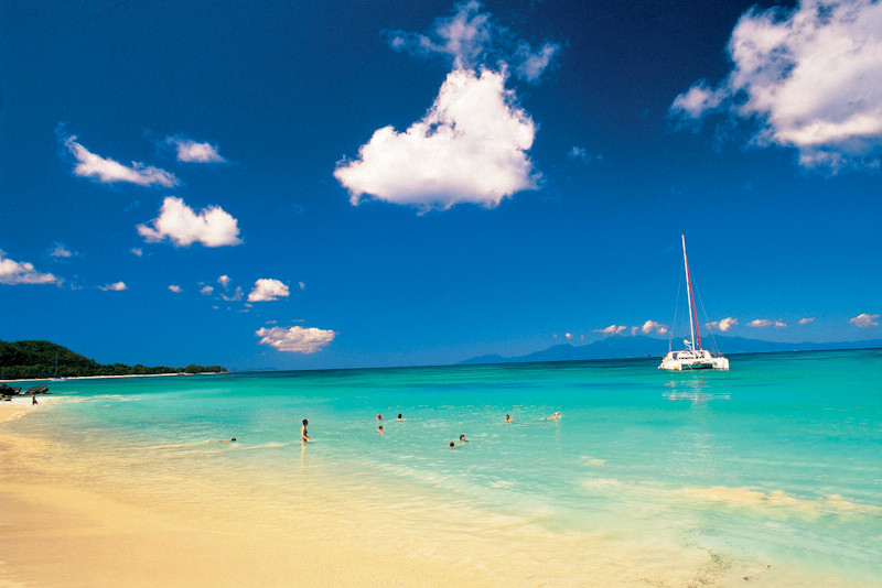 Strand mit Segelboot