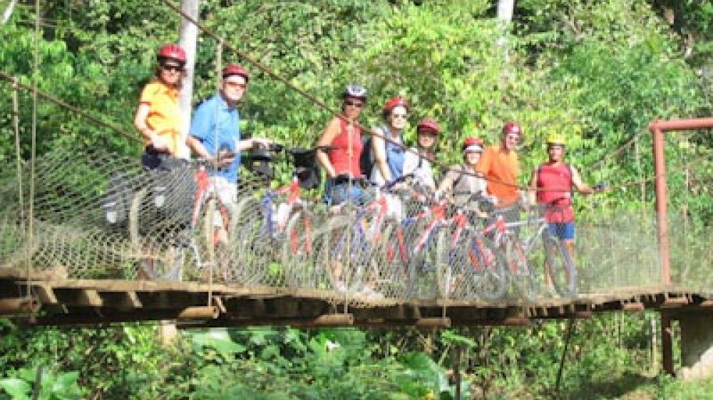 Radfahrer auf einer Brücke in Costa Rica. ()