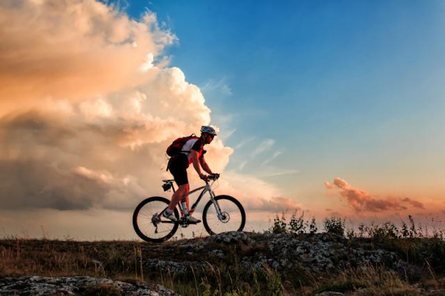 In den Sonnenuntergang biken