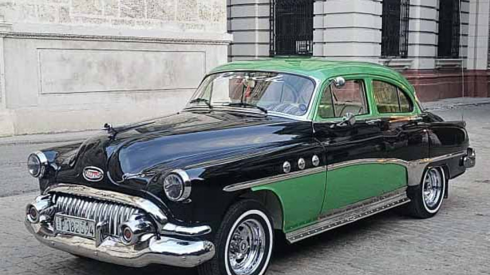 Oldtimer grn-schwarz vor Gebude ()