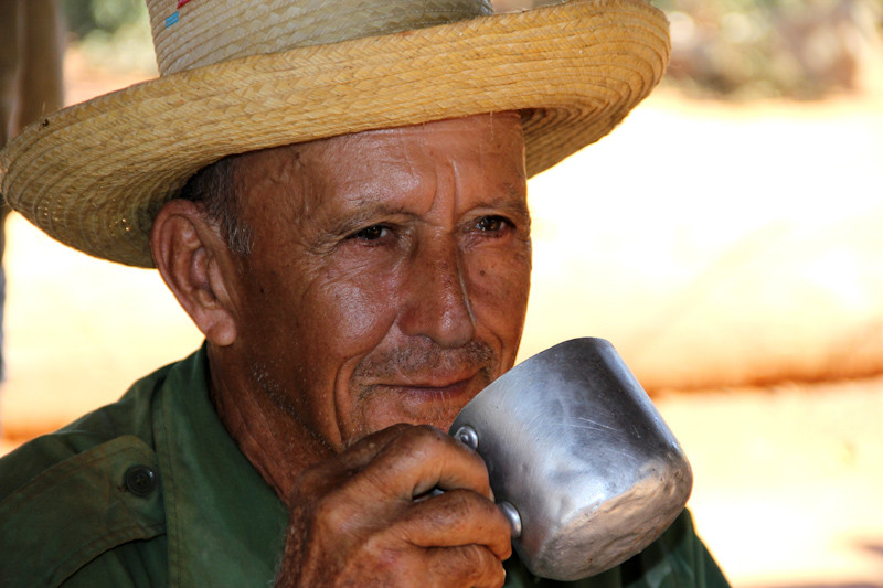 Kuba Bauer beim Kaffee trinken