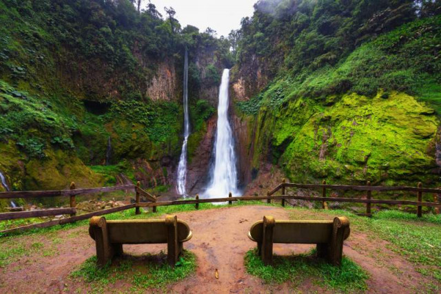 Bank am Wasserfall in Costa Rica