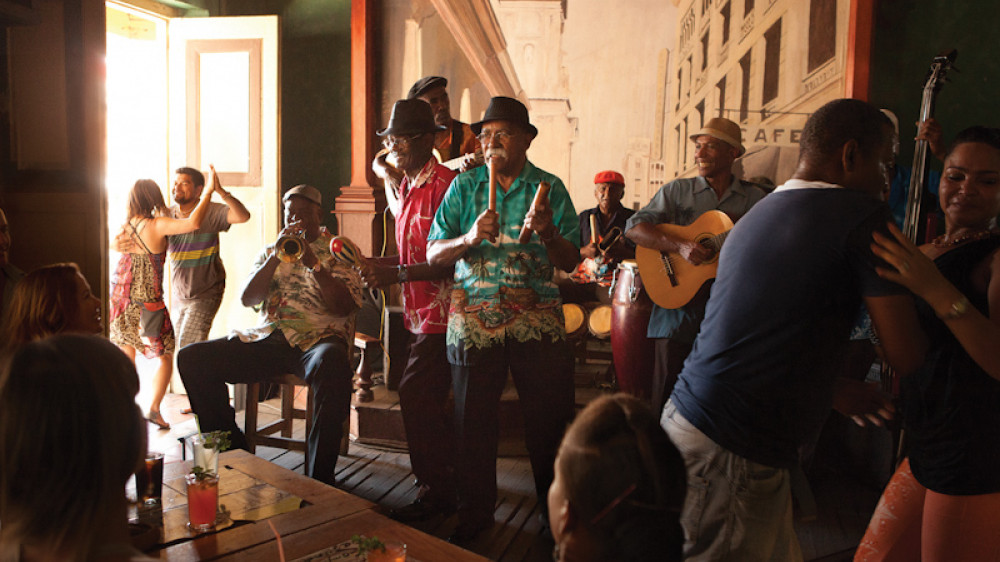 Musikanten in Casa de la Trova in Santiago de Cuba, Tänzer und Musik ()