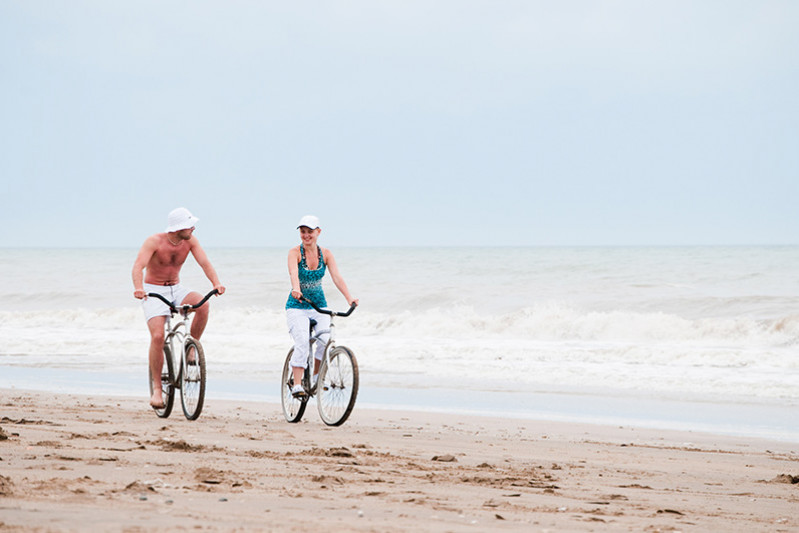 Radfahrer am Strand