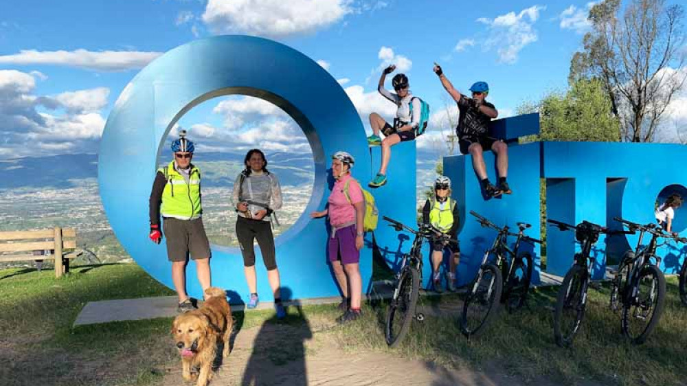 Fahrradfahrer posieren vor Quito ()