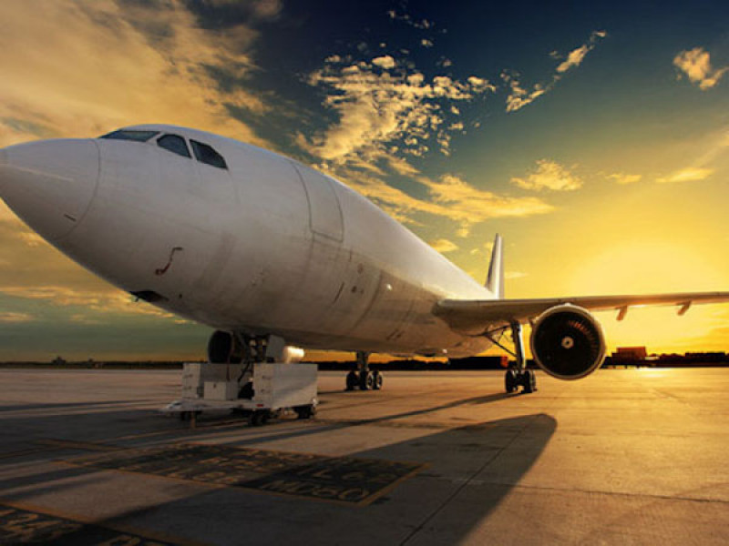 Flugzeug am Rande des Tages