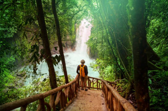 Wanderer am Wasserfall in Costa Rica