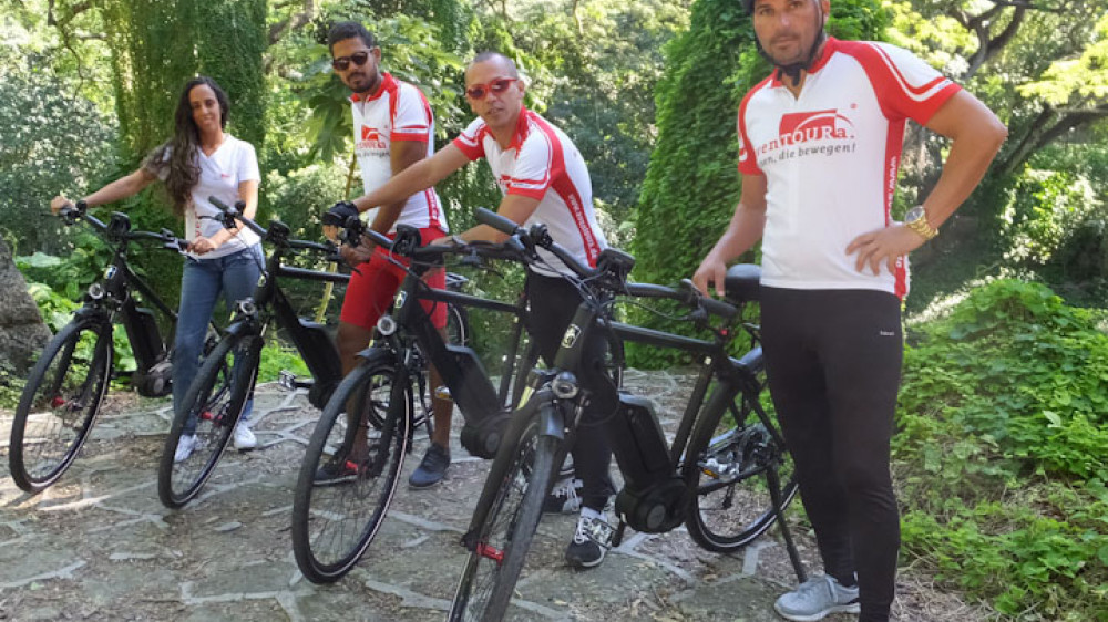 Das Bild zeigt vier Reiseleiter mit den neuen E-Bikes TRIA 9 ()