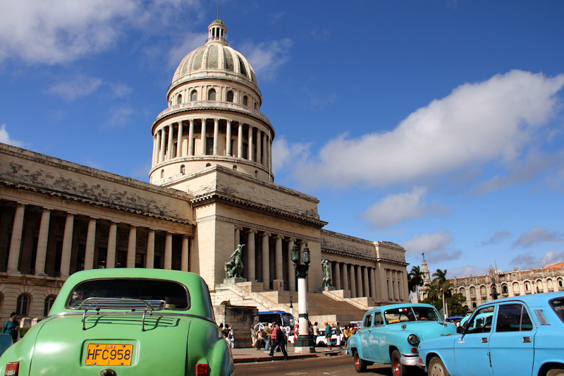 Kuba Kapitol in Havanna mit Oldtimer