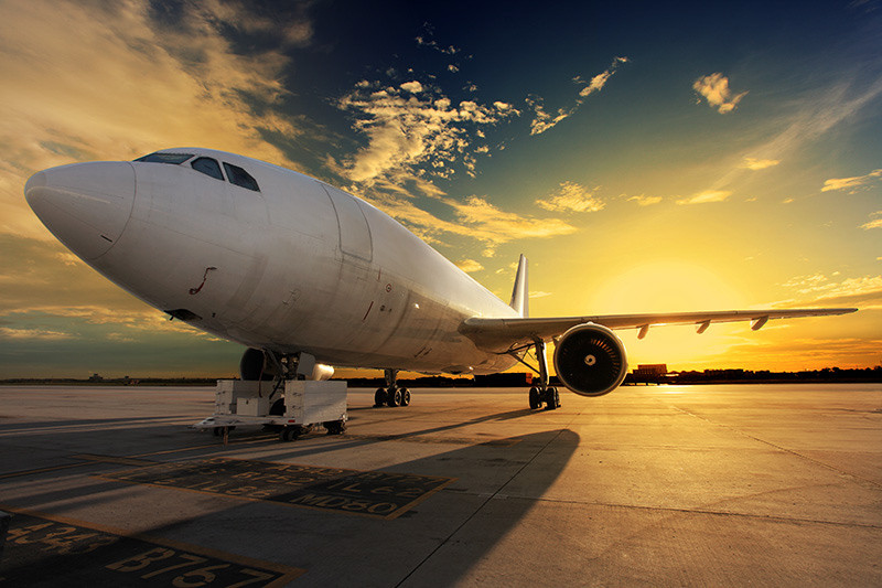 Flugzeug am Rande des Tages