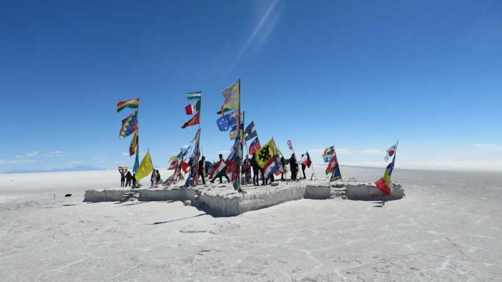 Das Bild zeigt eine Ansammlung von internationalen Flaggen in Uyuni. ()