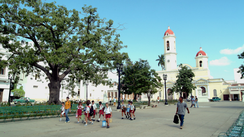 Altstadt von Cienfuegos, Platz mit Menschen. ()