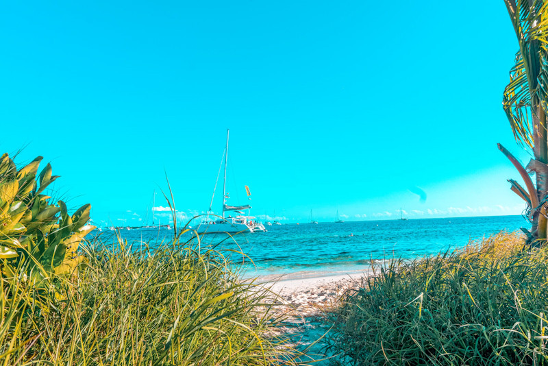 Segelyacht vor Karibikstrand