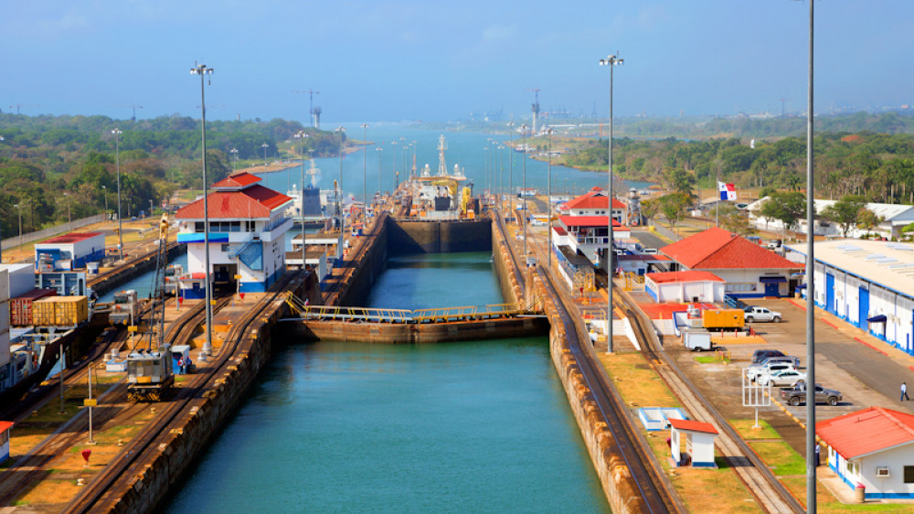 Blick auf Schleusen des Panamakanals mit geschlossenen Schleusentoren und vollen Kammern in Panama ()
