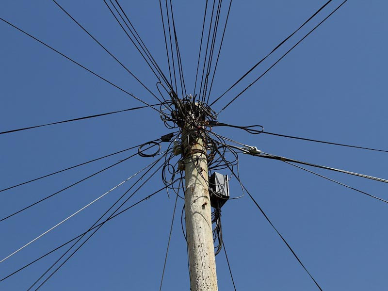 Strommast mit Verkabelung