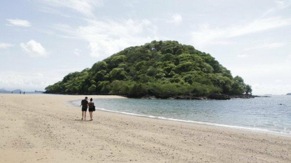 Strand auf der Blumeninsel Taboga ()