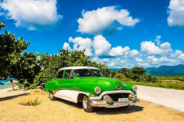 Oldtimer am Strand auf Kuba