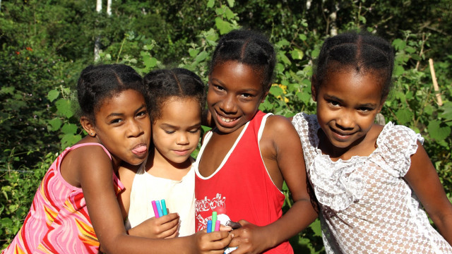 Kinder auf Kuba lachen