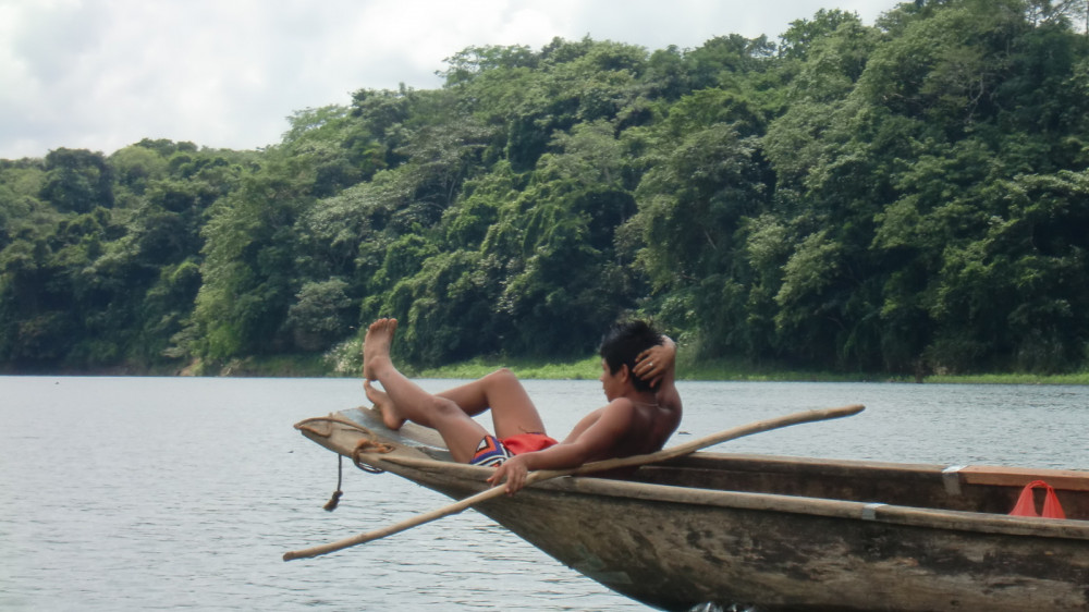 Embera Indianer auf Einbaum ()